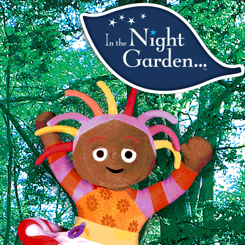 一个棕色皮肤彩色头发的年轻小女孩站在一片绿色的森林前挥手。 